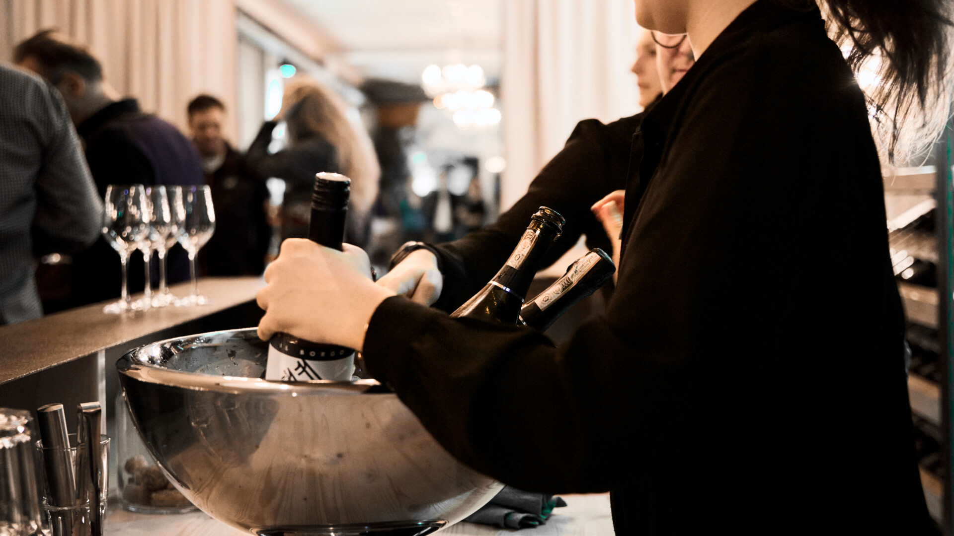 Service im KARGO68 mit Champagner